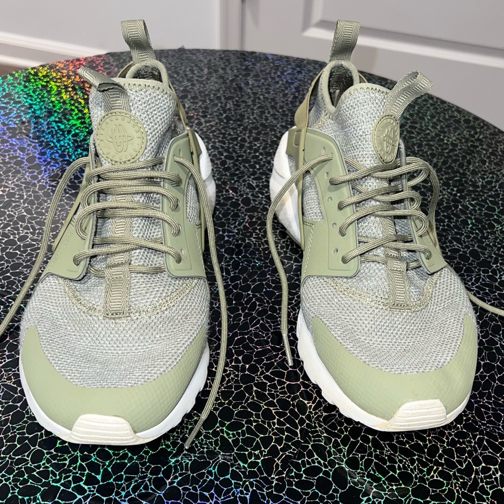 Mens green Nike huarache run sneakers